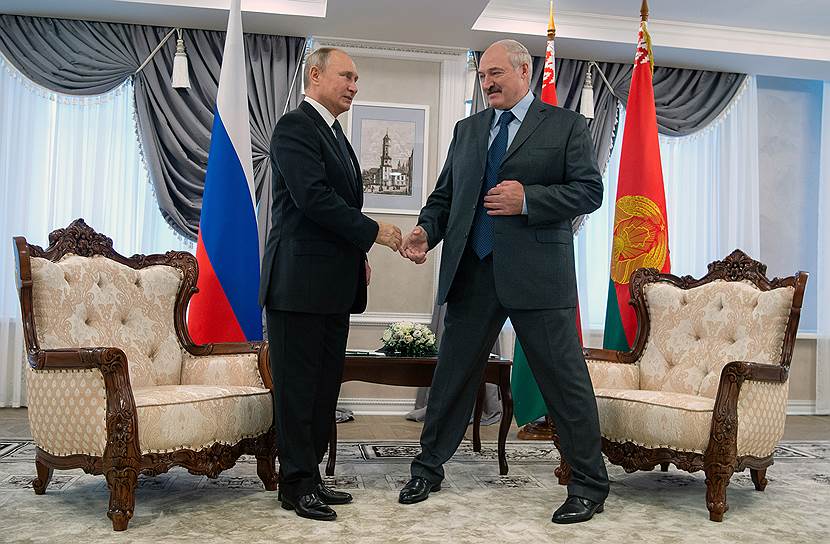 Владимир Путин стоит на ногах, возможно, не менее твердо, чем Александр Лукашенко, но все-таки не так афиширует это