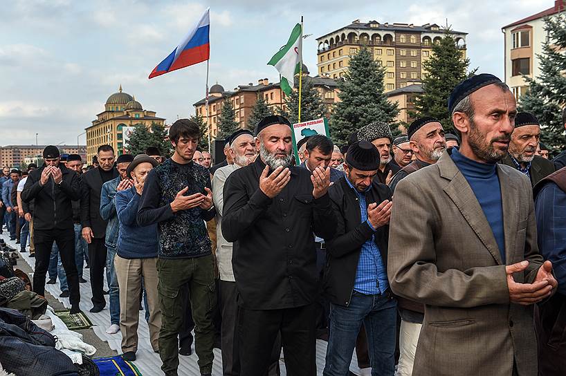 Участники митинга во время молитвы
