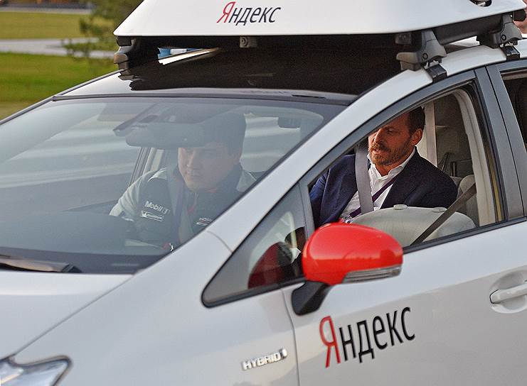 Гендиректор «Яндекса» Аркадий Волож (на заднем сиденье) активно продвигает идею беспилотников