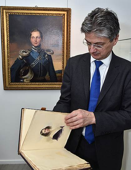 Глава международного департамента русского искусства Christie`s Алексей Тизенгаузен показал в Москве лоты, которые скоро отправятся на торги в Лондон