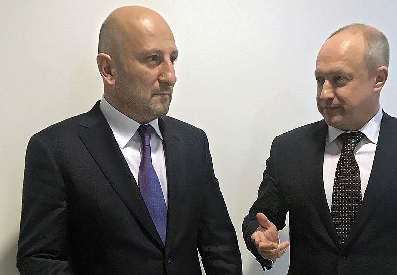 Эльчин Ахмедов (слева) и его адвокат Александр Нарышкин (справа) доказали СКР, что вместо разбоя был оговор