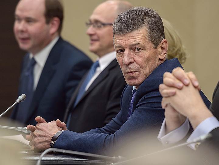 Заместитель председателя правительства России Дмитрий Козак (справа)