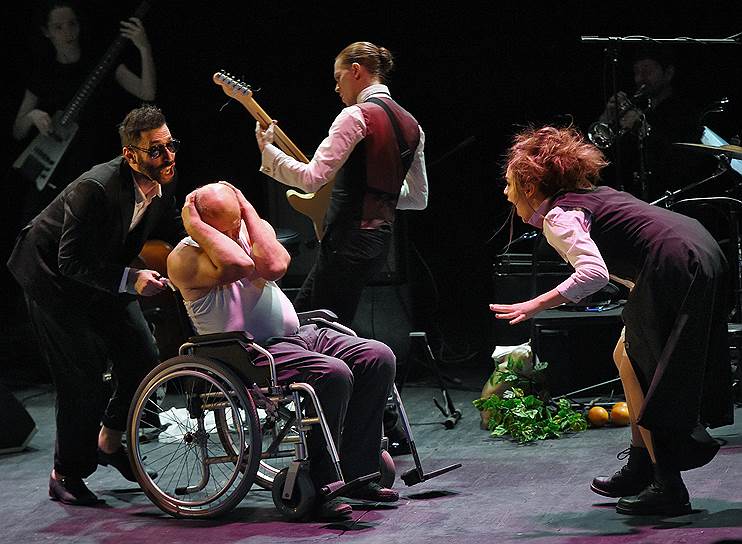 Палач Демьянюк (Иосиф Кошелевич, в инвалидной коляске) намеренно сделан человеком без свойств и без лица