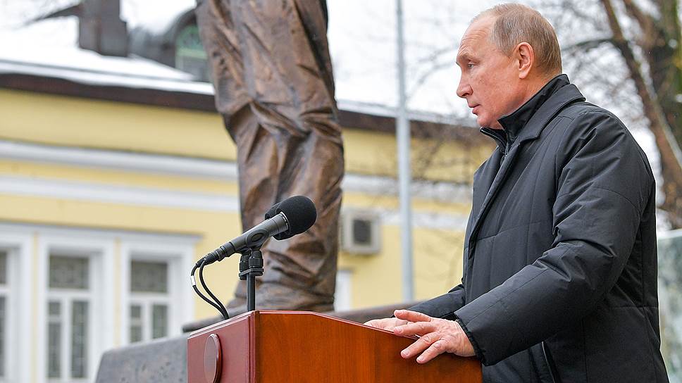 Как Владимир Путин открыл для себя памятник Солженицыну
