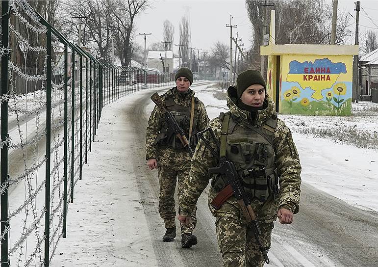 Украинские пограничники на пункте пропуска «Милово» на границе Луганской области