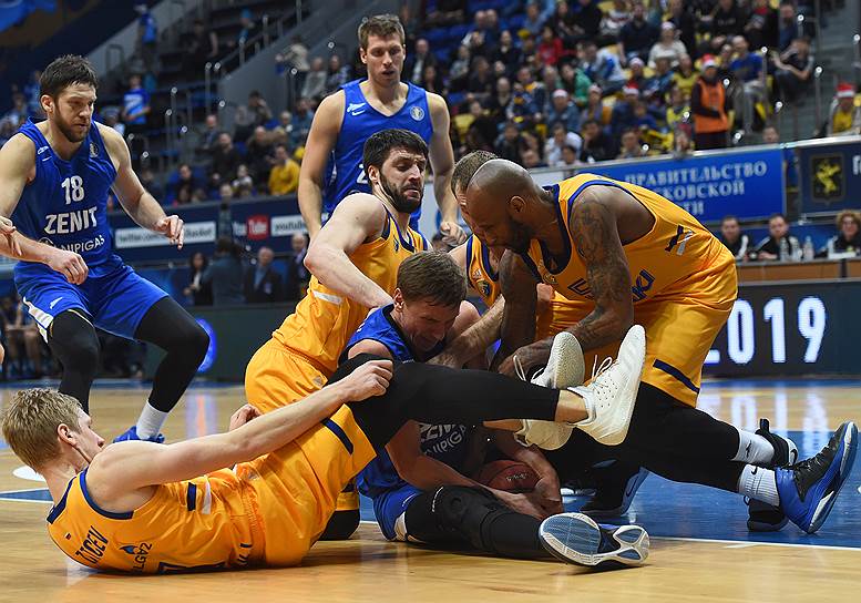 Баскетболисты «Химок» (в желтой форме) устроили горячий прием «Зениту» и его новому главному тренеру Жоану Пласе
