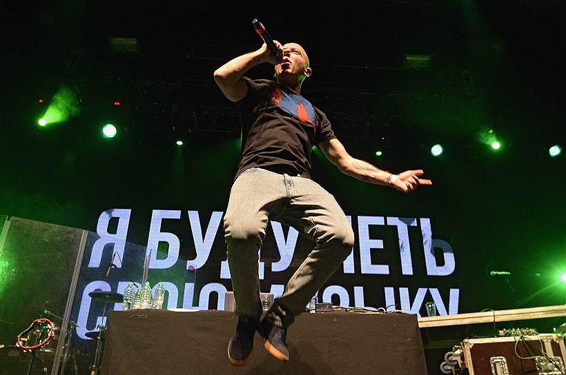 Российский рэпер Oxxxymiron (Оксимирон) во время концерта в поддержку рэпера Хаски