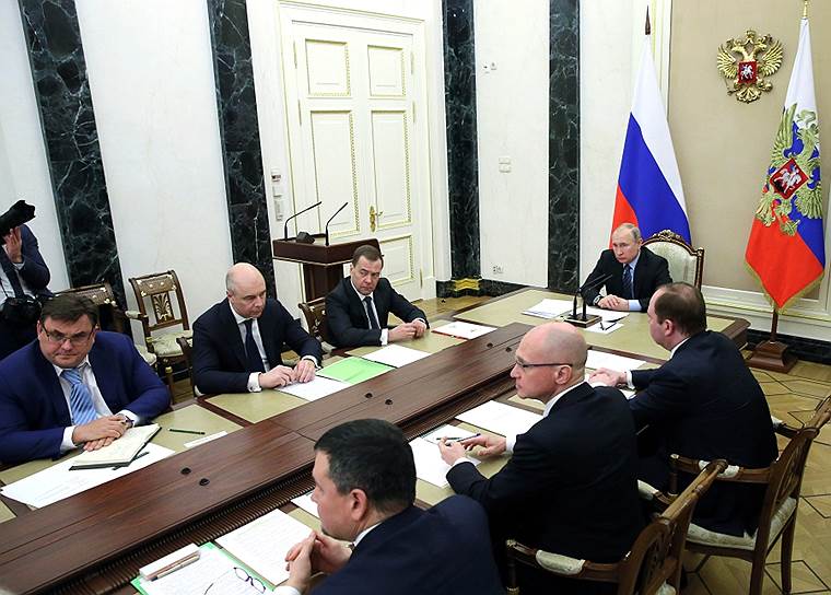 Президент РФ Владимир Путин и премьер-министр РФ Дмитрий Медведев во время совещания с членами правительства РФ