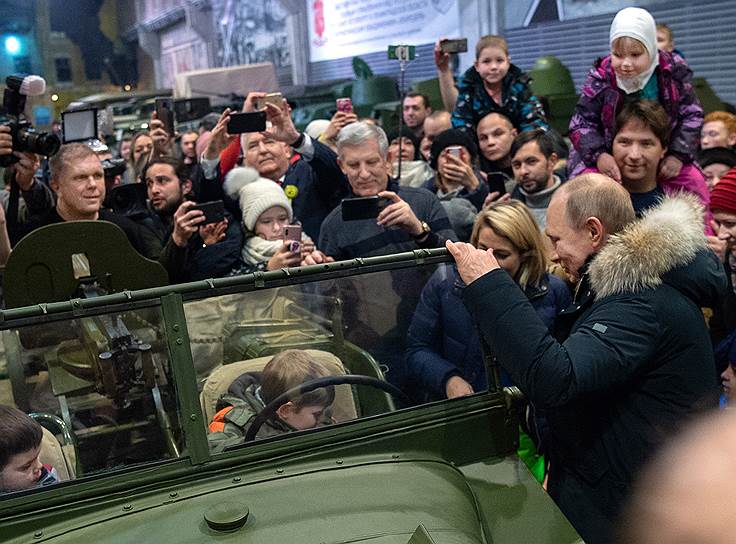 Владимир Путин усадил двух мальчиков в машину с пулеметом, дал всем понять, что сам тоже сядет за руль, но в последний момент почему-то передумал