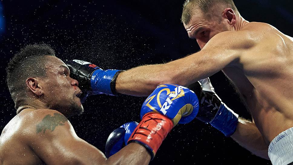 Завоевав в бою против Элейдера Альвареса титул WBO, Сергей Ковалев (справа) нацелился на остальные чемпионские пояса