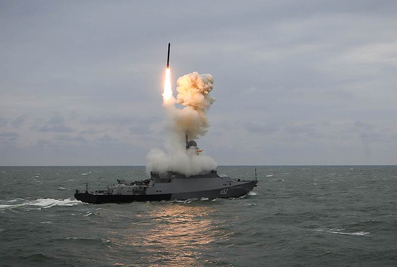 Одной из ответных мер Москвы на выход США из ДРСМД станет разработка сухопутного варианта ракеты морского базирования «Калибр» (на фото)