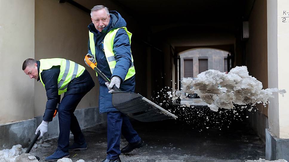 Как врио губернатора Санкт-Петербурга вышел расчищать снег