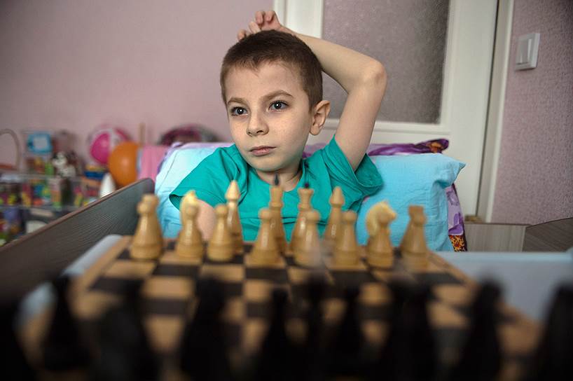 Егор хочет создать гипердвигатель и победить соперников в шахматном кружке