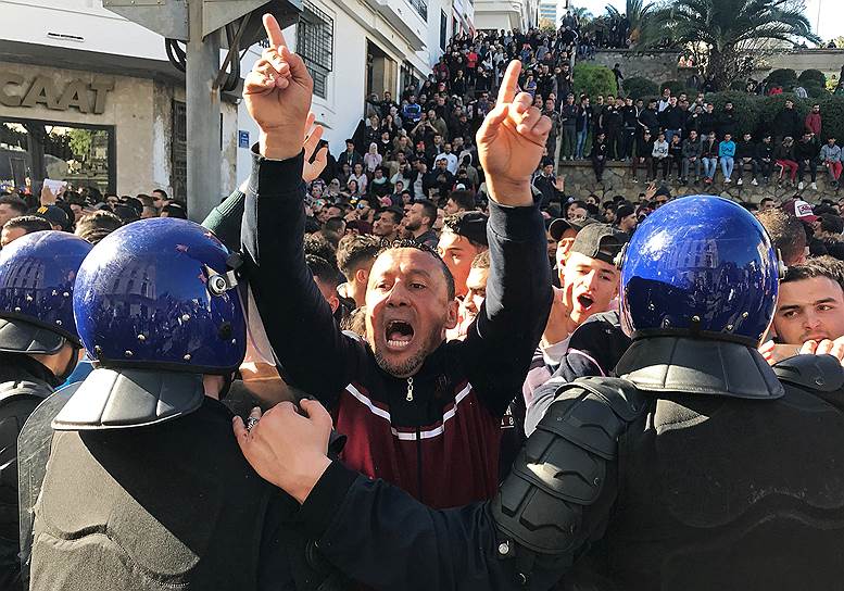 С 22 февраля Алжир потрясают акции протеста против выдвижения 82-летнего главы государства Абдель-Азиза Бутефлики на пятый президентский срок