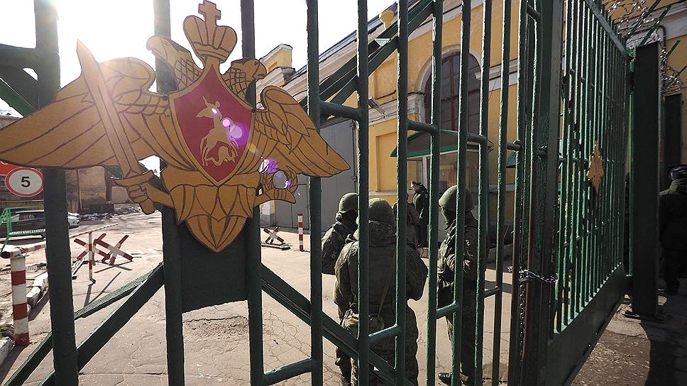 Академию подорвали из кадров