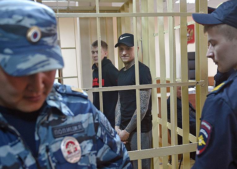Футболист Павел Мамаев (второй справа) и брат футболиста Александра Кокорина Кирилл Кокорин (в центре)