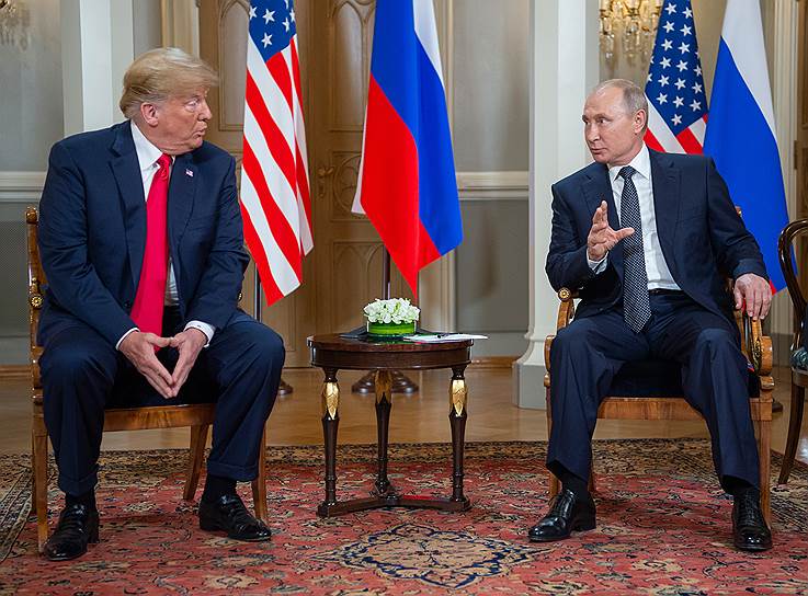 Президент России Владимир Путин и президент США Дональд Трамп во время встречи в Хельсинки