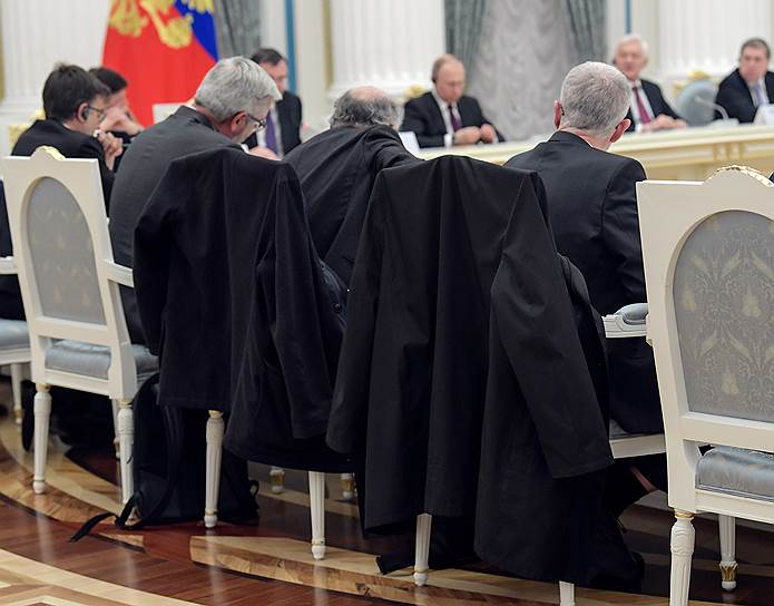 Два французских бизнесмена посчитали, что в России, в Екатерининском зале Кремля, им будет холодно, захватили наверх плащи и теперь выглядели здесь так, как до них не выглядел никто