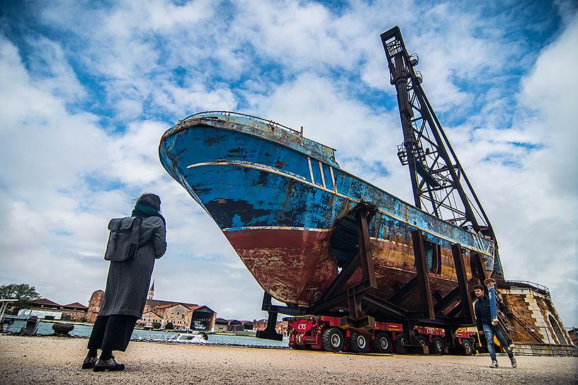 Швейцарец Кристоф Бюхел выставил на биеннале рыболовное судно, на котором в 2015 году затонули сотни мигрантов