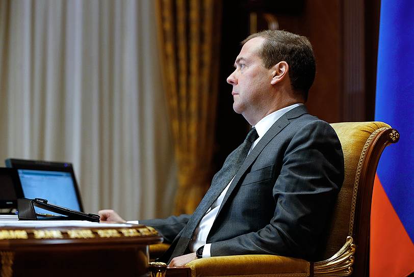 Премьер-министр Дмитрий Медведев отметил годовщину назначения нового правительства традиционным разбором причин неисполнения поручений в срок