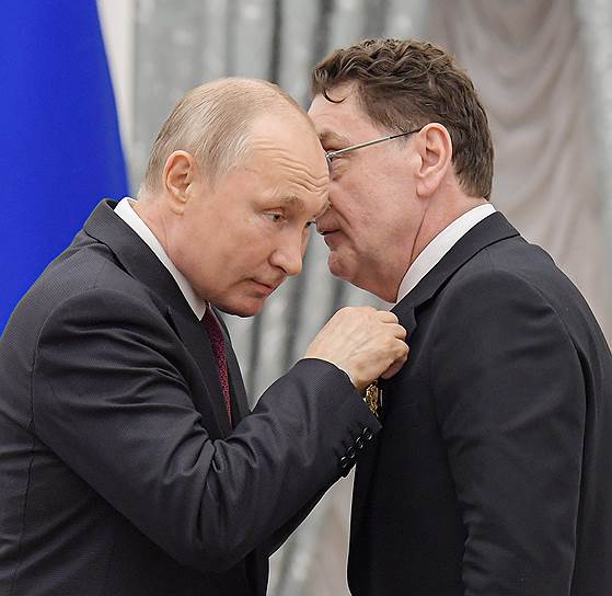 Актер Сергей Маковецкий во время награждения все пытался остаться с Владимиром Путиным наедине