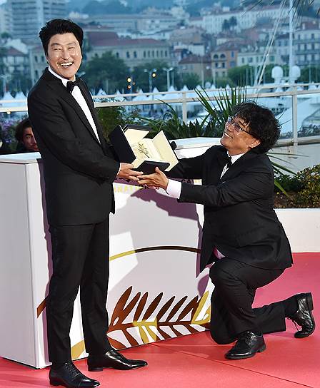 «Золотая пальмовая ветвь», врученная режиссеру Пон Чун Хо (справа),— единственная правомерная награда фестиваля-2019
