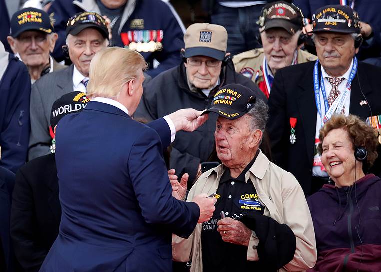 В церемонии вместе с президентами приняли участие ветераны войны, в том числе 35 последних оставшихся в живых американских солдат, участвовавших в бою на «Кровавой Омахе»