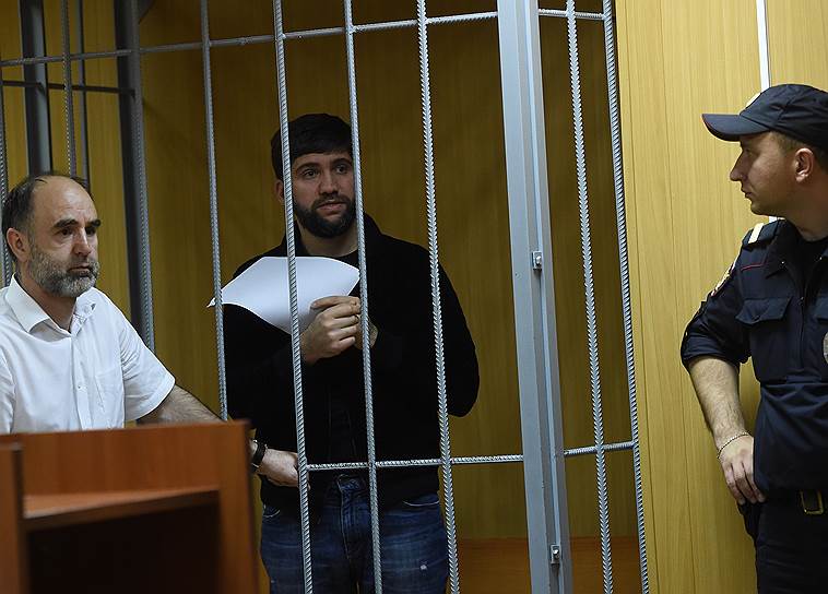 Подозреваемый в убийстве бизнесмена Шабтая Калмановича Али Белхороев (в центре)
