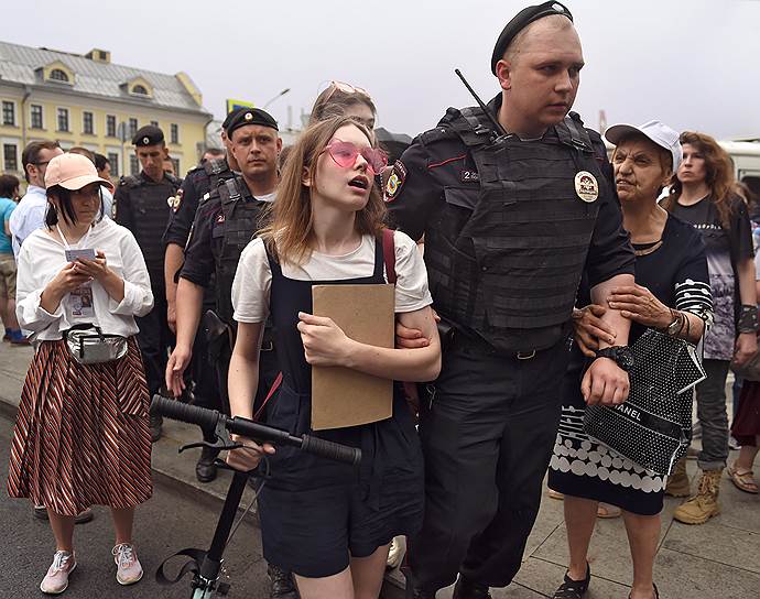 К половине третьего дня в среду задержания в центре Москвы приняли будничный характер