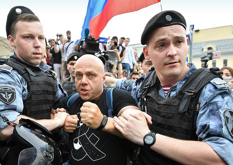 Среди задержанных были люди самых разных возрастов и профессий (на фото — преподаватель логики и философии НИУ ВШЭ, основатель Школы критического мышления Виктор Горбатов)