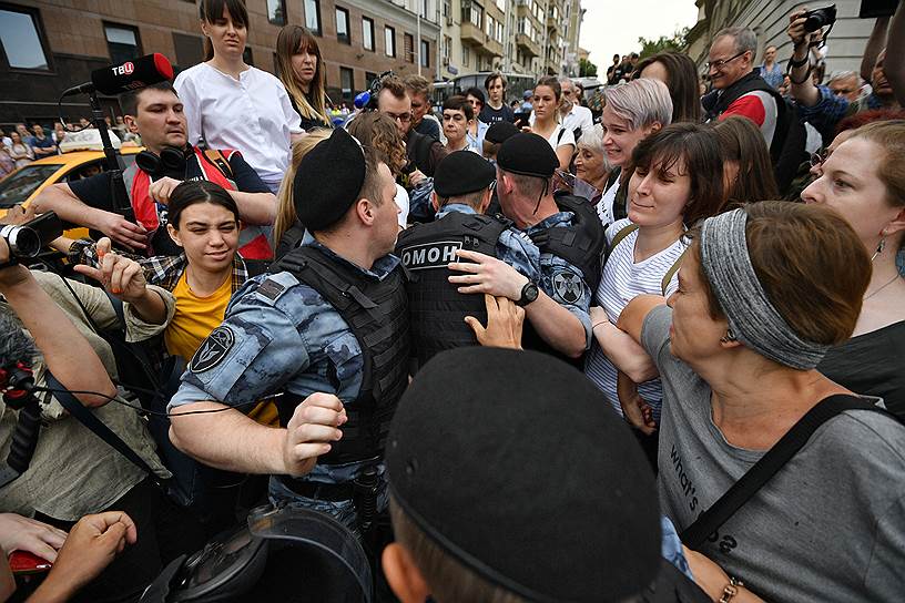 Полицейские сразу напомнили участникам шествия, что их маршрут с властями не согласован