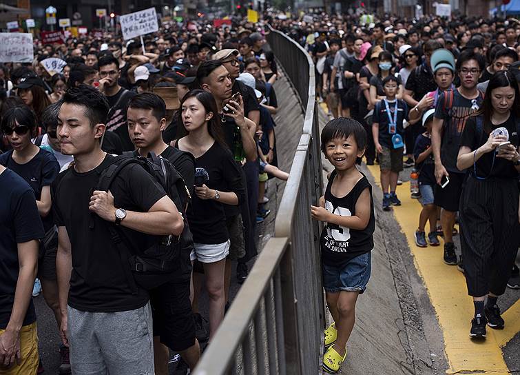 Так же как и французские «желтые жилеты», протестующие в Гонконге избрали свой цвет — все они одеты в черные футболки и рубашки