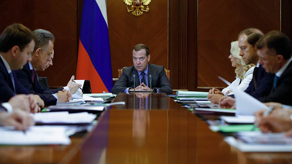 Дмитрий Медведев начал в среду серию совещаний о достижении национальных целей — в правительстве признают, что оно требует ускорения экономики уже сейчас