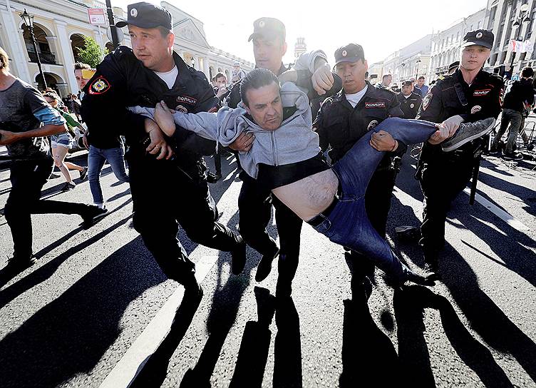 Несанкционированный митинг в Петербурге привел к единичным задержаниям