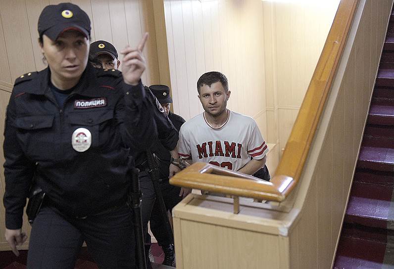 Мурат Сабанов (справа) исправно ходил на допросы, но все равно оказался в СИЗО
