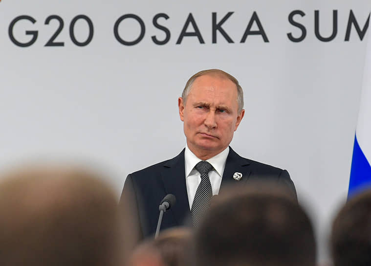 В действительности на пресс-конференции Владимир Путин был менее скептичен, чем на этом снимке