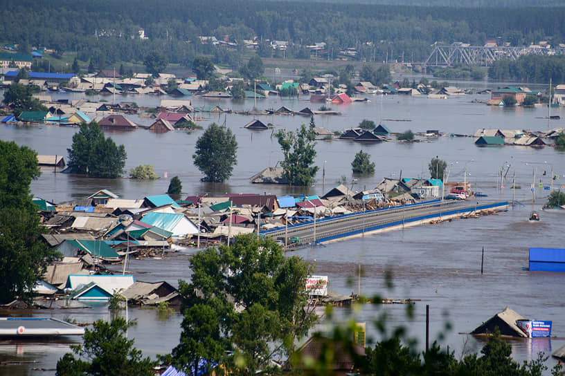 Смытые водой постройки преградили движение на трассе «Сибирь» в районе Тулуна 