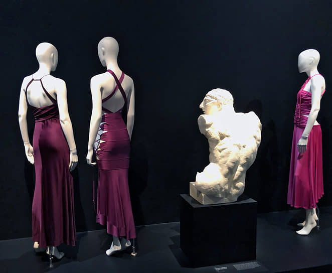Наряженные манекены показывают на выставке свои спины символистским скульптурам Антуана Бурделя