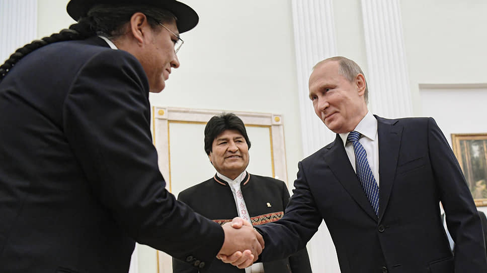 Министр иностранных дел Боливии Диего Пари Родригес, в отличие от Владимира Путина и Эво Моралеса, оказался с косой