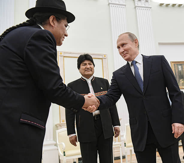 Министр иностранных дел Боливии Диего Пари Родригес, в отличие от Владимира Путина и Эво Моралеса, оказался с косой