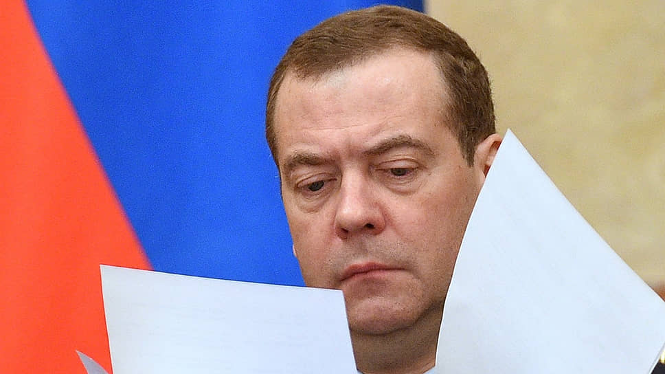 В проектном офисе Белого дома премьер-министру Дмитрию Медведеву все чаще приходится обсуждать не столько организацию проектов, сколько тормозящие их процессы