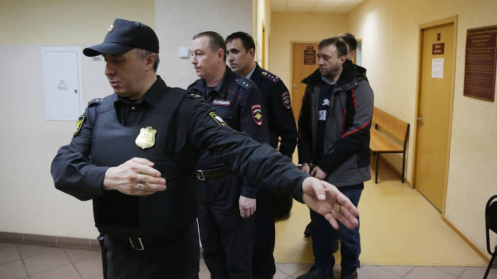 По версии следствия, Максим Канищев (крайний справа) являлся одним из виновников трагедии на шахте