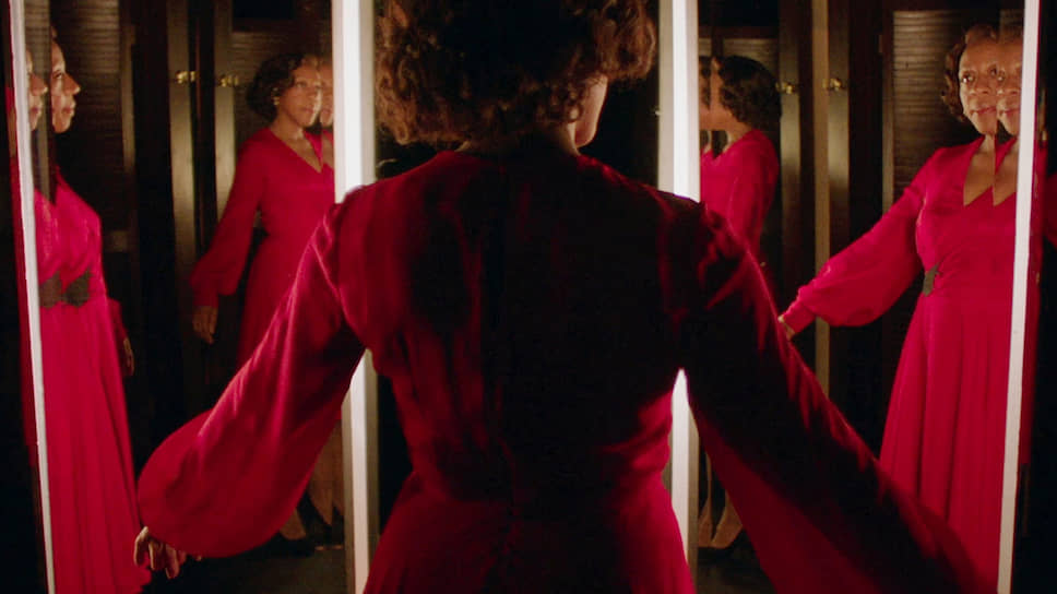 На экране «Маленькое красное платье» Питера Стрикленда