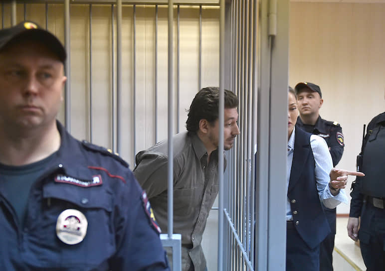 Даже росгвардеец, которому Кирилл Жуков (в центре) попытался на митинге поднять забрало шлема, не посчитал это насилием
