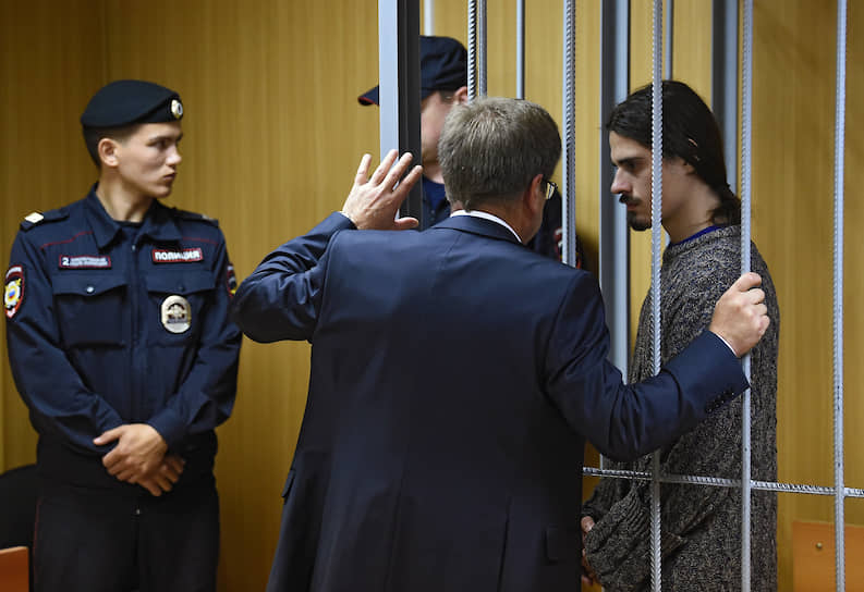 Иван Подкопаев (справа) не смог убедить суд, что нож и противогаз носит с собой для хозяйственных нужд