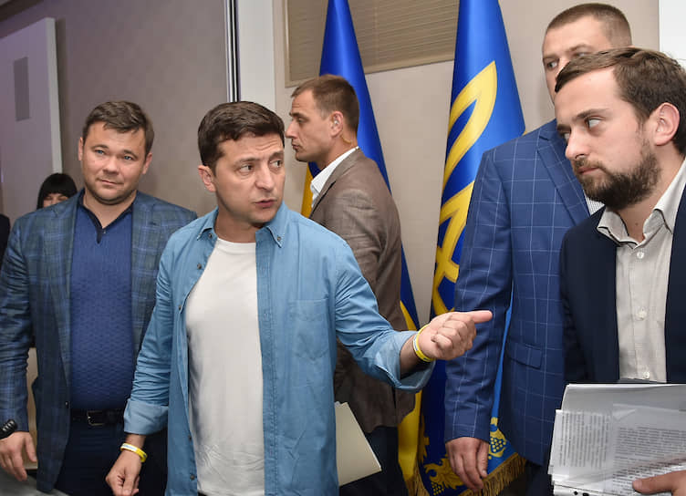Президент Украины Владимир Зеленский, приехавший в Трускавец вместе с главой своего офиса Андреем Богданом (слева), опроверг слухи о скорой отставке последнего