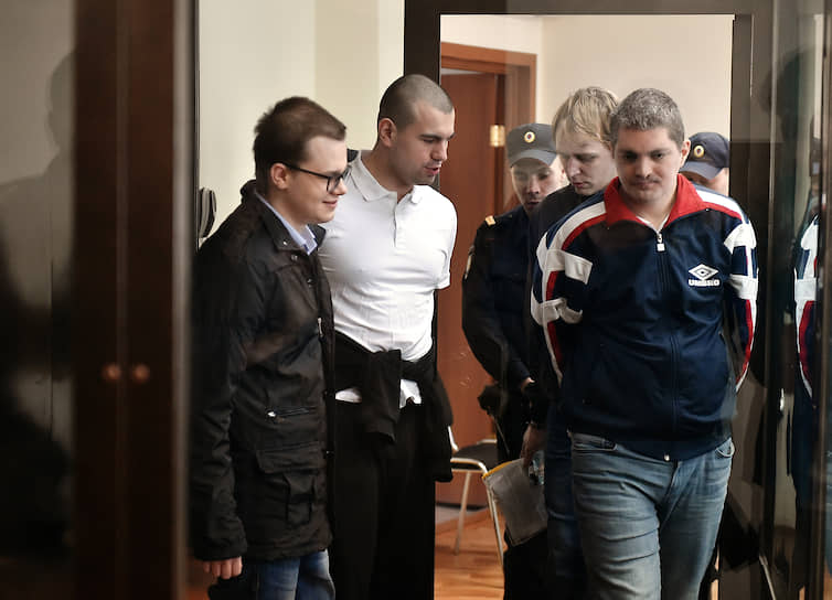 Справа налево: обвиняемые Вячеслав Крюков, Руслан Костыленков, Дмитрий Полетаев и Петр Карамзин
