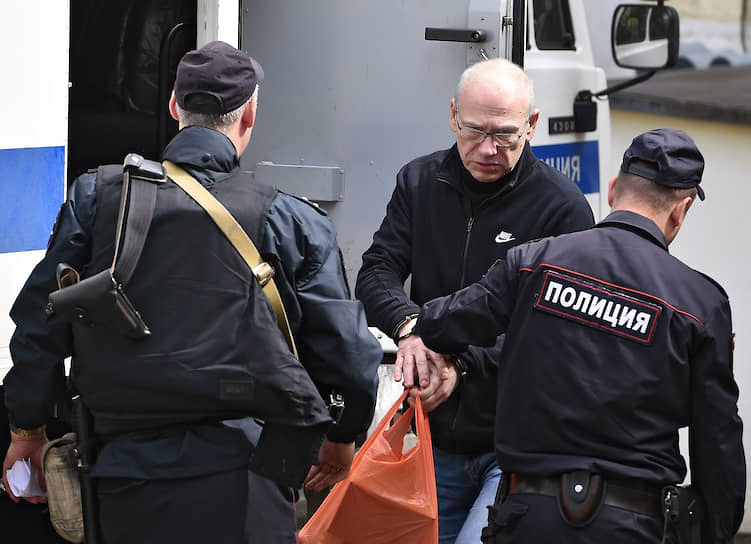 Экс-министр Подмосковья Алексей Кузнецов (в центре) пожаловался в суде на то, что его по-прежнему держат под арестом, хотя он никогда не мешал расследовать его дело