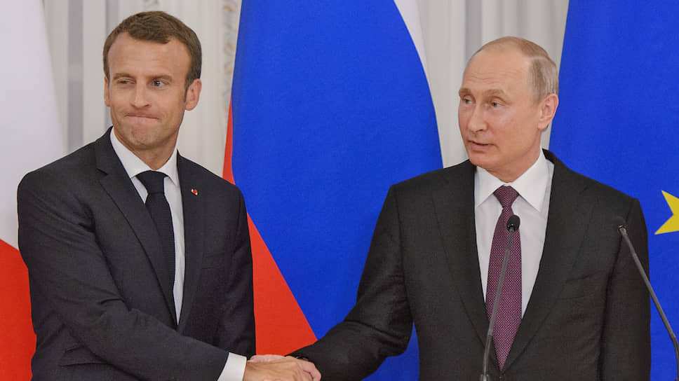 Президент Франции Эмманюэль Макрон (слева) и президент России Владимир Путин
