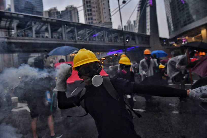 Вот уже около трех месяцев сотни тысяч молодых людей в черной одежде, желтых касках и респираторах выходят на улицы и бьются с полицией, отстаивая особый статус Гонконга